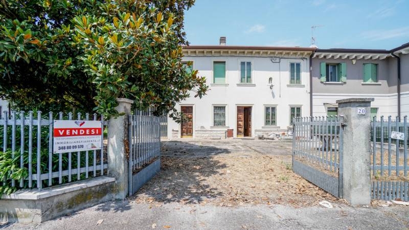 casa indipendente in vendita a Castel d'Azzano in zona Azzano