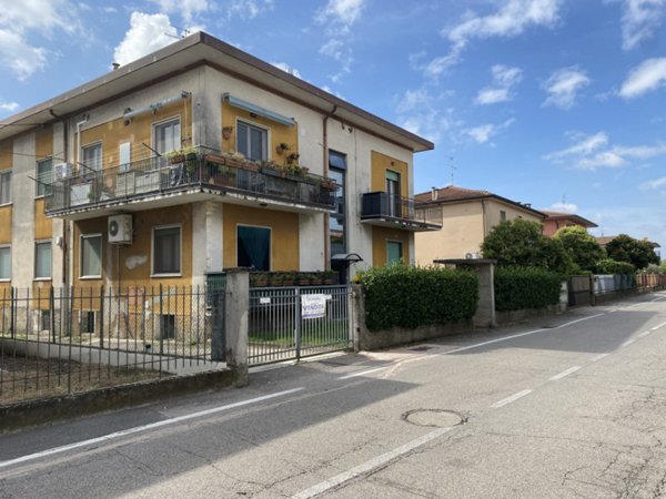 appartamento in vendita a Castel d'Azzano in zona Rizza