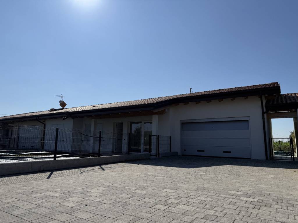 casa indipendente in vendita a Castel d'Azzano in zona Azzano