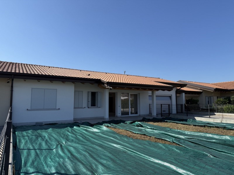 casa indipendente in vendita a Castel d'Azzano in zona Azzano