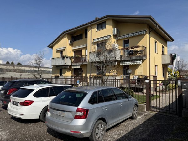 appartamento in vendita a Castel d'Azzano in zona Azzano