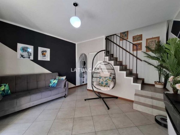 casa semindipendente in vendita a Castel d'Azzano in zona Azzano