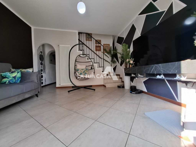 casa indipendente in vendita a Castel d'Azzano in zona Azzano
