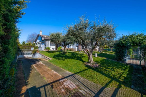 casa indipendente in vendita a Castel d'Azzano in zona Beccacivetta