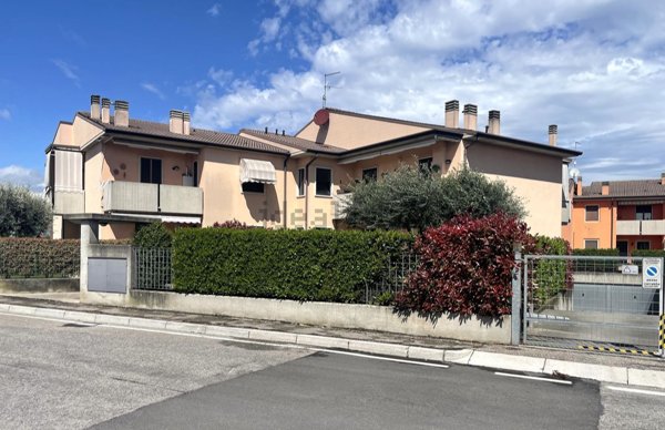 appartamento in vendita a Castel d'Azzano in zona Rizza