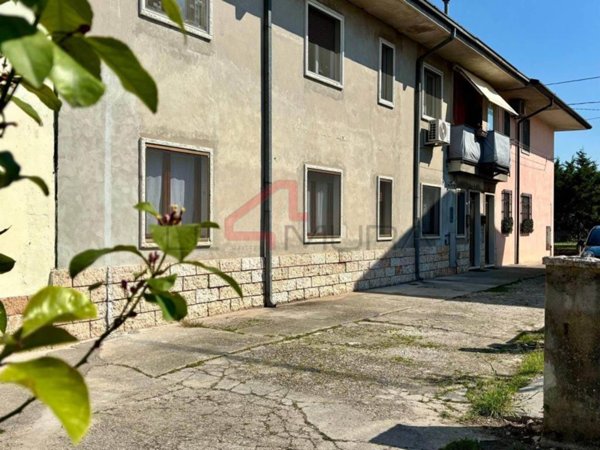 appartamento in vendita a Castel d'Azzano in zona Rizza