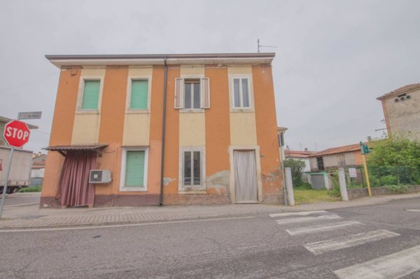 quadrivano in vendita a Castel d'Azzano in zona Rizza