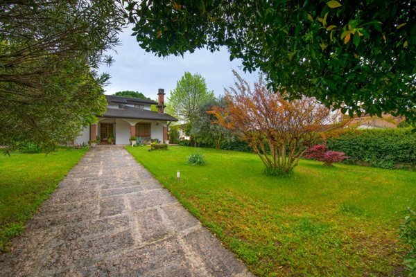 casa indipendente in vendita a Castel d'Azzano in zona Azzano