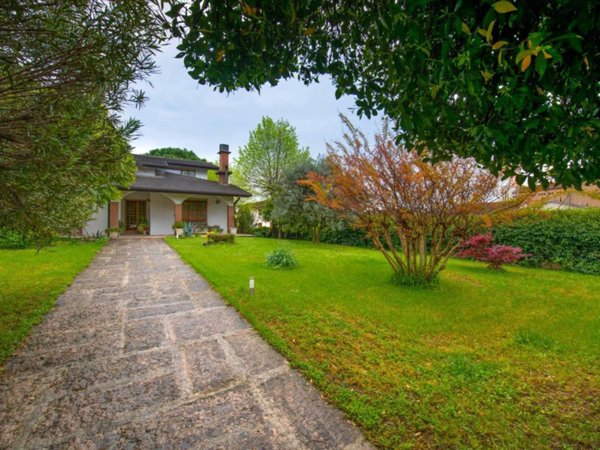 casa indipendente in vendita a Castel d'Azzano in zona Beccacivetta