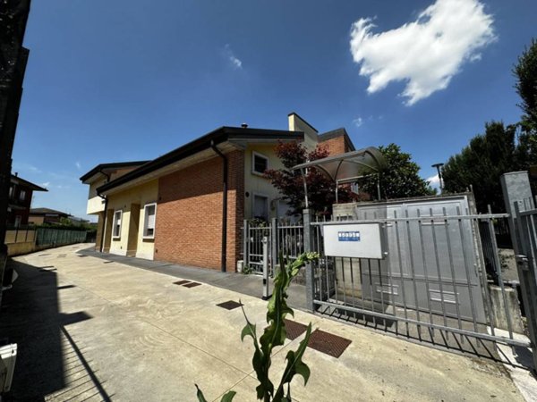 appartamento in vendita a Castel d'Azzano in zona Beccacivetta