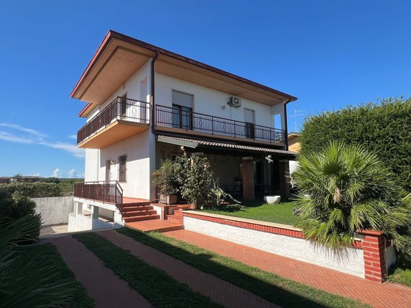 casa indipendente in vendita a Castel d'Azzano