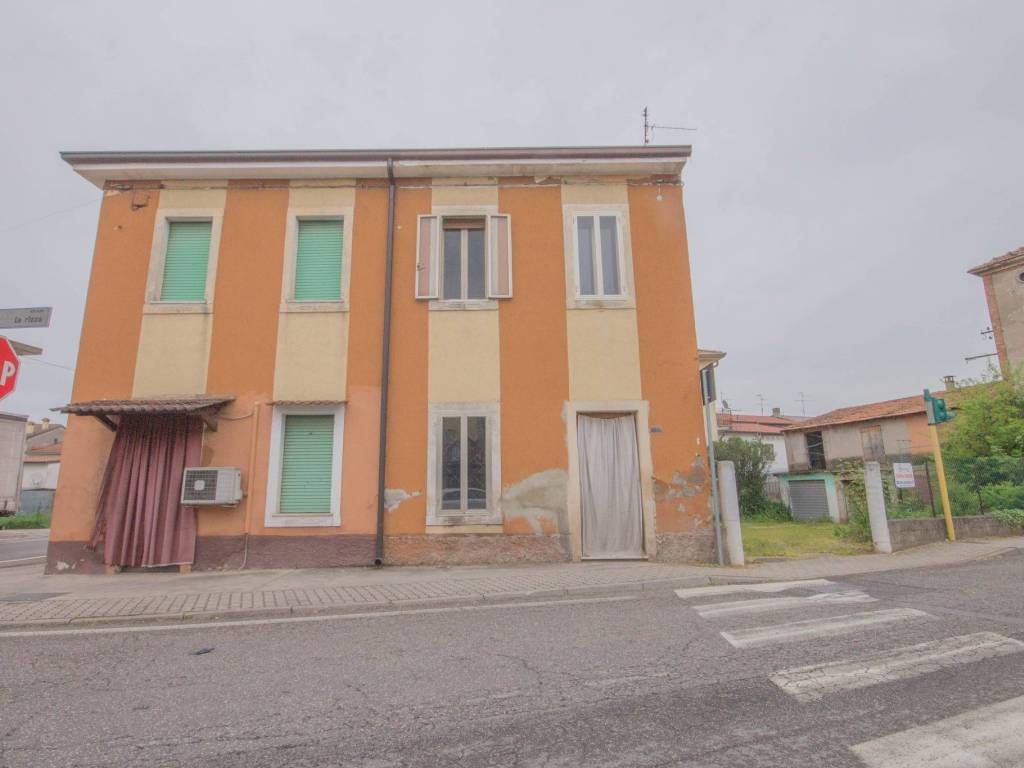 casa indipendente in vendita a Castel d'Azzano in zona Rizza