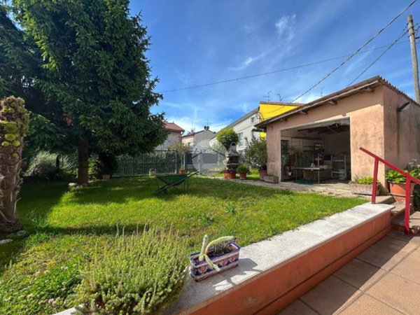 casa indipendente in vendita a Castel d'Azzano in zona Azzano