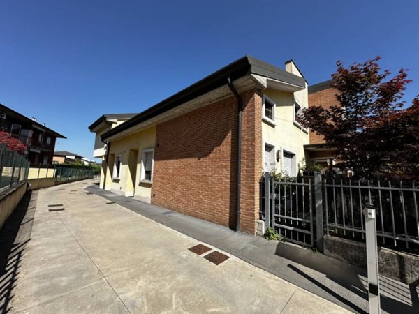 appartamento in vendita a Castel d'Azzano in zona Beccacivetta