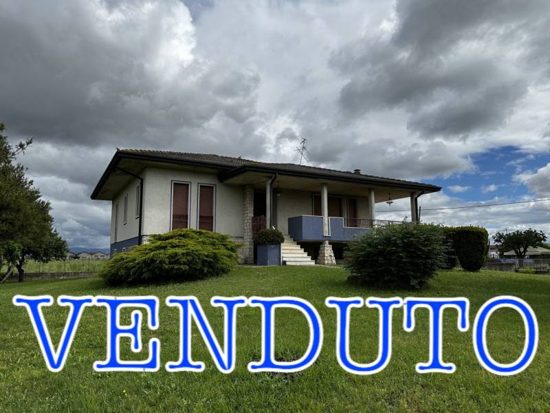 casa indipendente in vendita a Castel d'Azzano in zona Rizza