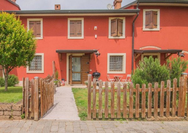 casa indipendente in vendita a Castel d'Azzano in zona Azzano