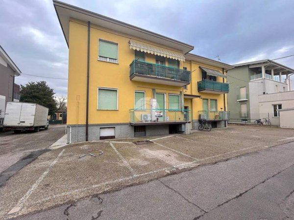 appartamento in vendita a Castel d'Azzano in zona Azzano