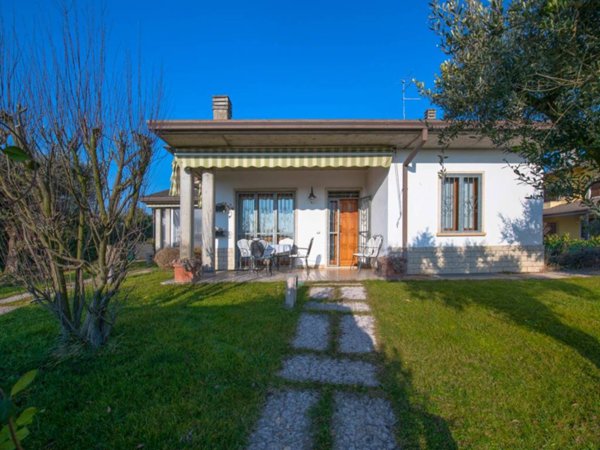casa indipendente in vendita a Castel d'Azzano in zona Azzano