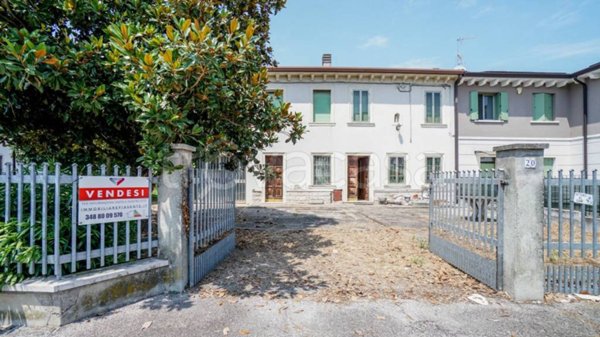 casa indipendente in vendita a Castel d'Azzano in zona Beccacivetta