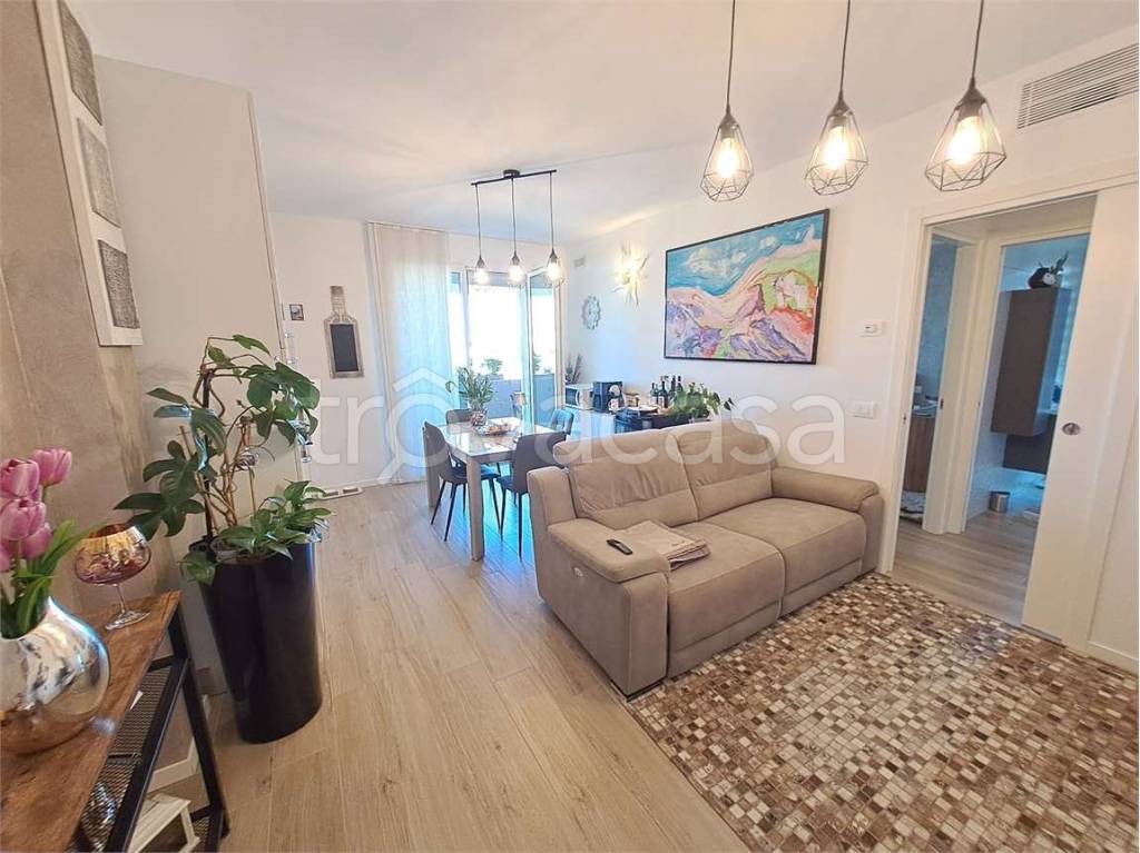 appartamento in vendita a Castel d'Azzano in zona Azzano