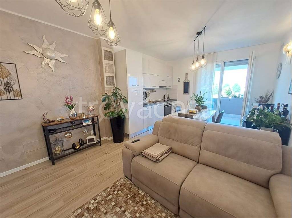 appartamento in vendita a Castel d'Azzano in zona Azzano