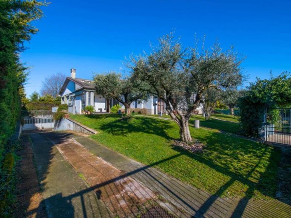 casa indipendente in vendita a Castel d'Azzano in zona Azzano