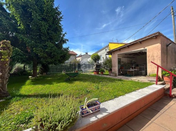 casa indipendente in vendita a Castel d'Azzano in zona Forette