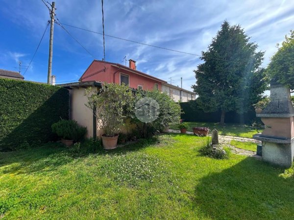 casa indipendente in vendita a Castel d'Azzano in zona Forette