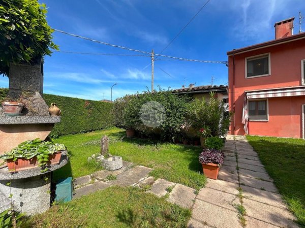 casa indipendente in vendita a Castel d'Azzano in zona Forette