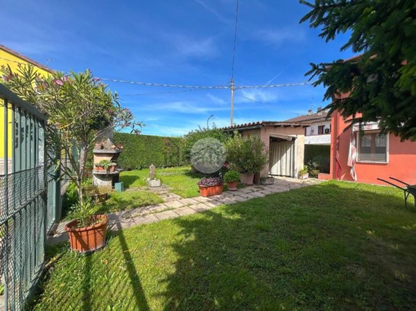 casa indipendente in vendita a Castel d'Azzano in zona Forette