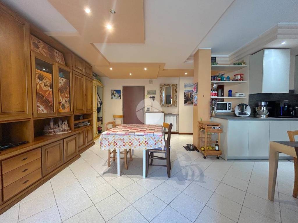 appartamento in vendita a Castel d'Azzano in zona Azzano