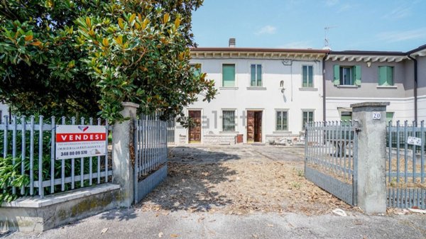 casa indipendente in vendita a Castel d'Azzano in zona Azzano