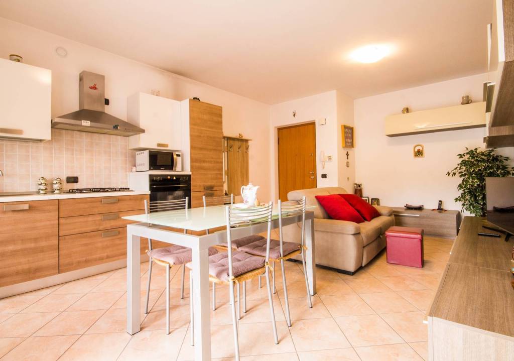 appartamento in vendita a Castel d'Azzano in zona Azzano