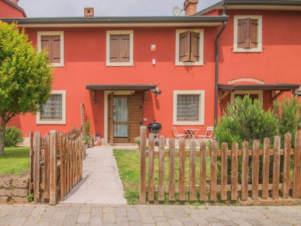 casa indipendente in vendita a Castel d'Azzano in zona Beccacivetta