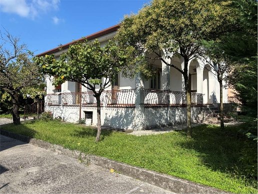 casa indipendente in vendita a Castel d'Azzano in zona Azzano