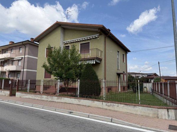 casa indipendente in vendita a Castel d'Azzano in zona Rizza