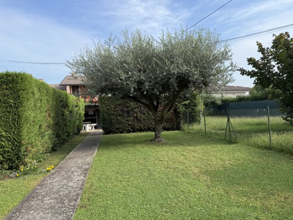 casa indipendente in vendita a Castel d'Azzano in zona Rizza
