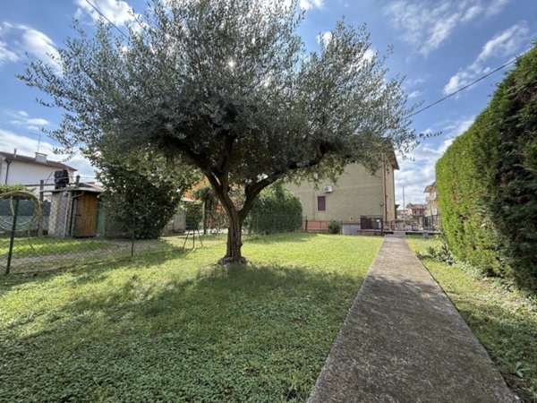 appartamento in vendita a Castel d'Azzano in zona Rizza