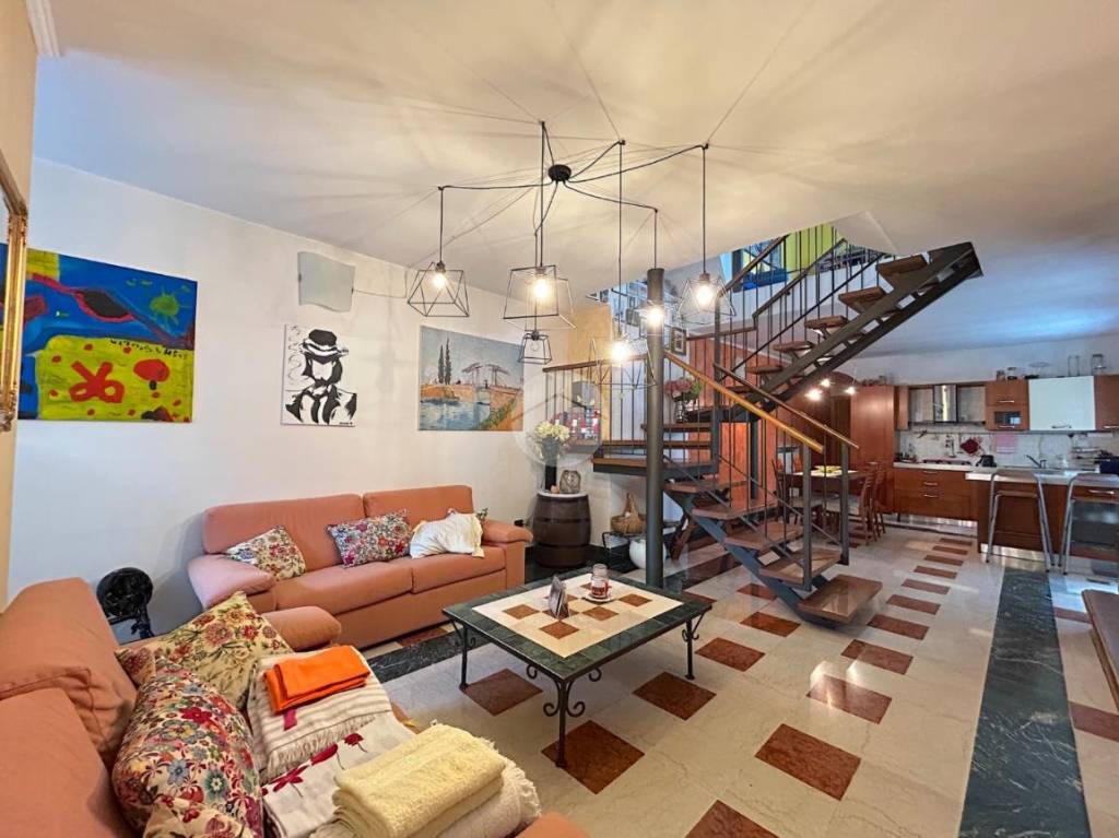 casa indipendente in vendita a Castel d'Azzano in zona Azzano