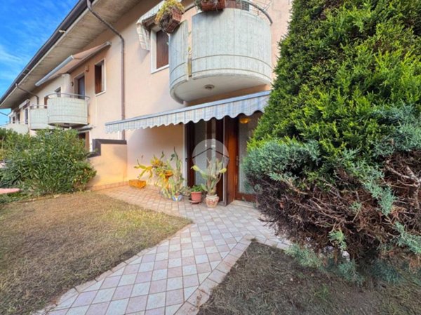 casa indipendente in vendita a Castel d'Azzano in zona Azzano