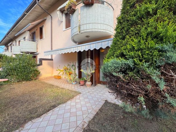 casa indipendente in vendita a Castel d'Azzano in zona Azzano