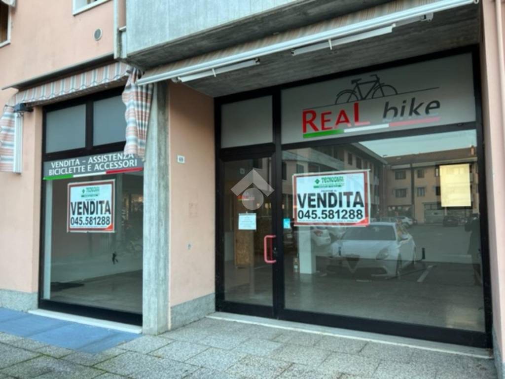 ufficio in vendita a Castel d'Azzano in zona Azzano