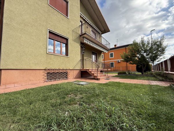 appartamento in vendita a Castel d'Azzano in zona Rizza