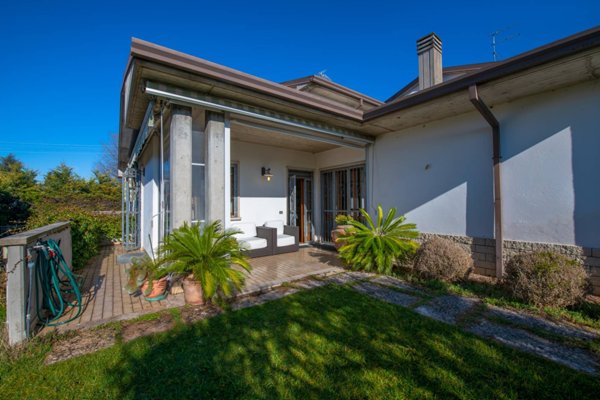 appartamento in vendita a Castel d'Azzano in zona Azzano