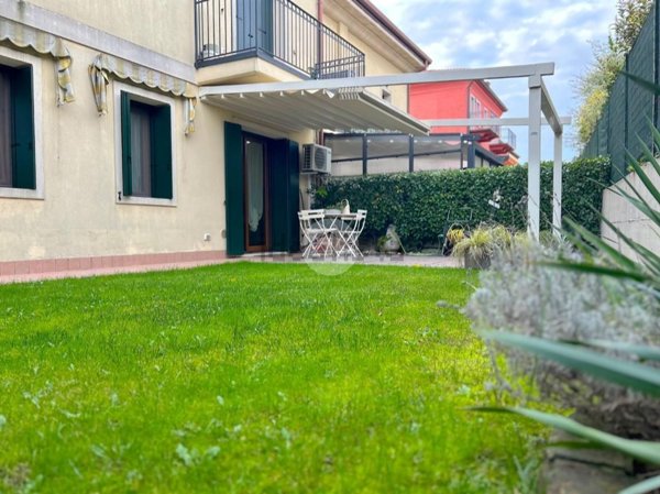 appartamento in vendita a Castel d'Azzano in zona Beccacivetta