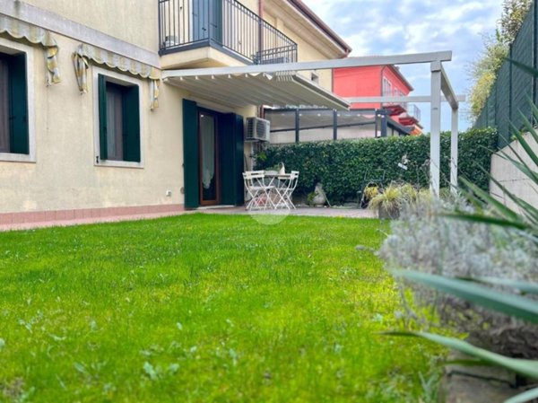 appartamento in vendita a Castel d'Azzano in zona Beccacivetta