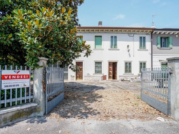 casa indipendente in vendita a Castel d'Azzano in zona Azzano