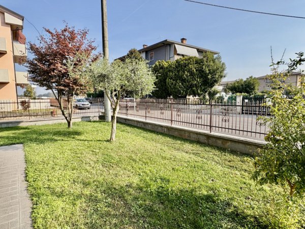 appartamento in vendita a Castel d'Azzano in zona Beccacivetta