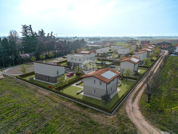 casa indipendente in vendita a Castel d'Azzano in zona Rizza