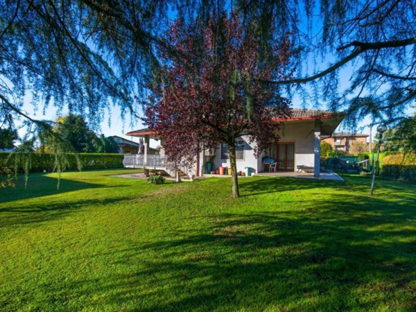 casa indipendente in vendita a Castel d'Azzano in zona Azzano